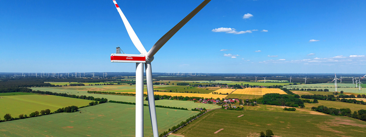 Windpark von ENGIE, grüne Felder bei blauem Himmel